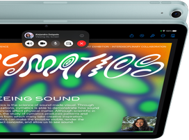 iPad Air met 12MP Center Stage-camera met een gebruiker op FaceTime, voor een andere iPad Air waarvan de achterkant en camera te zien is