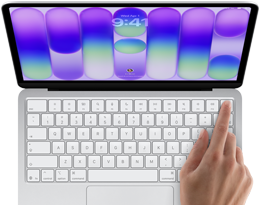 MacBook Neo, kleur Zilver, inlogscherm, iemand drukt met een vinger op de Touch ID-sensor in de rechterbovenhoek van het toetsenbord