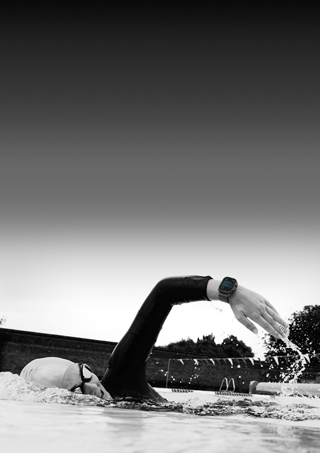 Een zwemmer die een work-out bijhoudt op Apple Watch Ultra 3